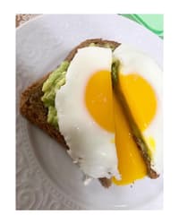 AVOKADOLU SOSLU KAHVALTI - DİYETİSYEN ECEM MULLAOĞLU - ANKARA