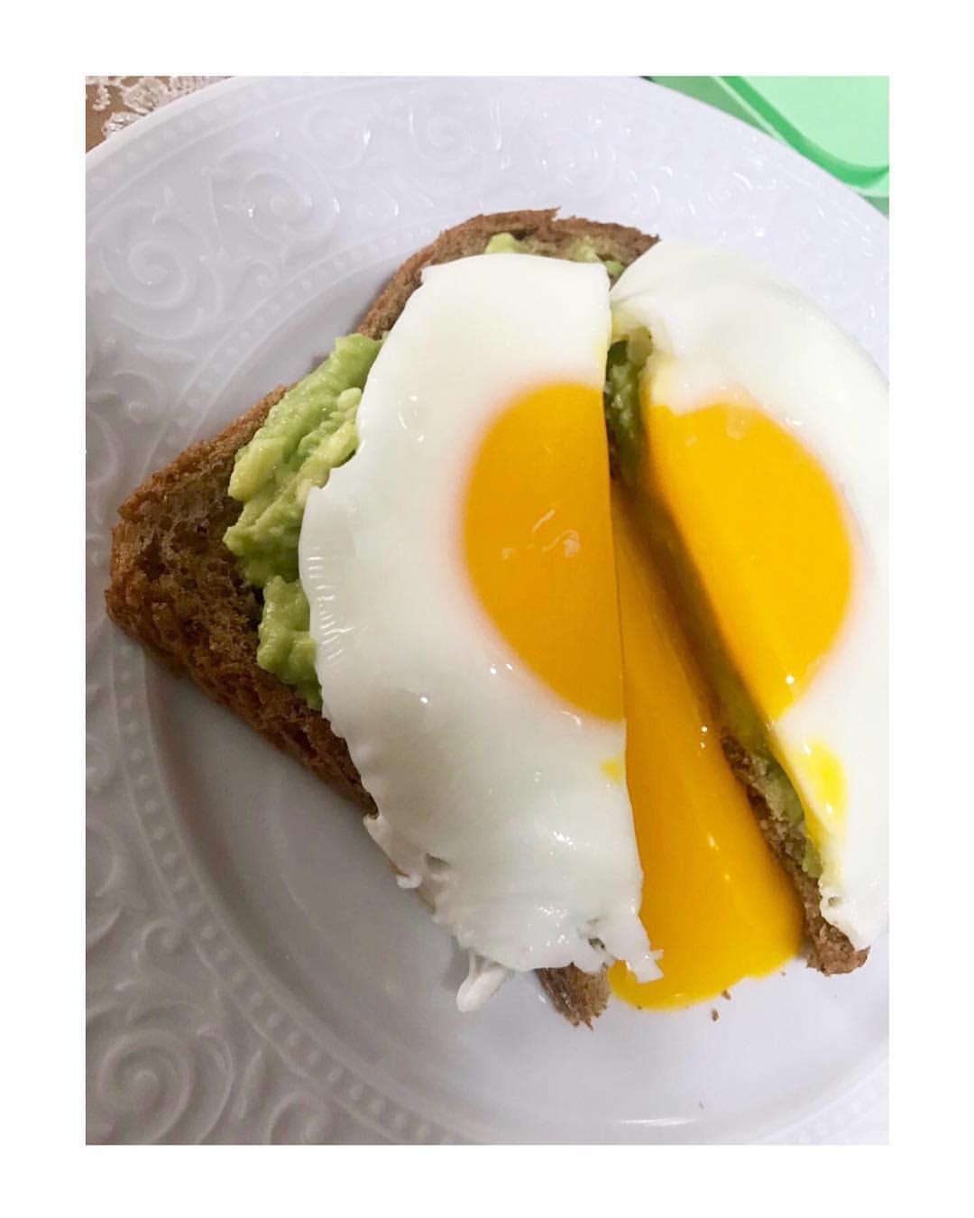 AVOKADOLU SOSLU KAHVALTI - DİYETİSYEN ECEM MULLAOĞLU - ANKARA